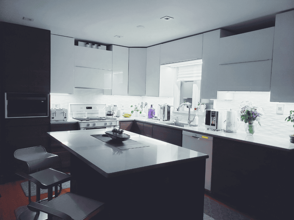 Tendências de Armários e Bancadas para Cozinhas Modernas